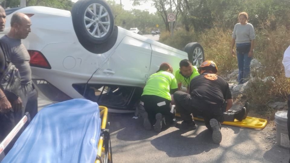 Elementos de Protección Civil y paramédicos atendieron la volcadura registrada en Guadalupe.