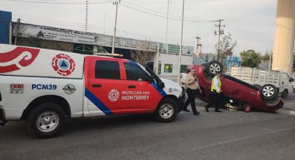 Camioneta vuelca en cruce de Félix U. Gómez y Níspero en Monterrey