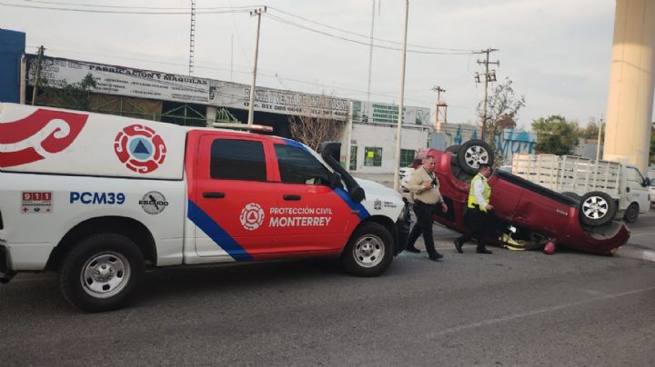 Camioneta vuelca en cruce de Félix U. Gómez y Níspero en Monterrey