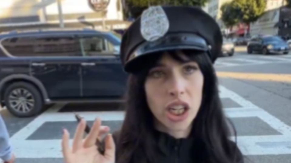 Los hechos ocurrieron cuando la streamer salió a la vía pública vestida con un uniforme falso de policía.