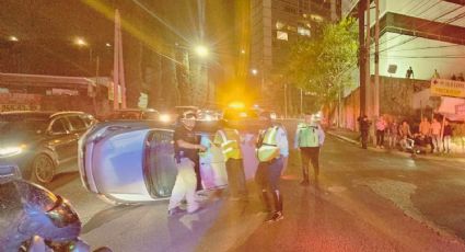 Volcadura en avenida Constitución deja un lesionado y cierre vial en el centro de Monterrey