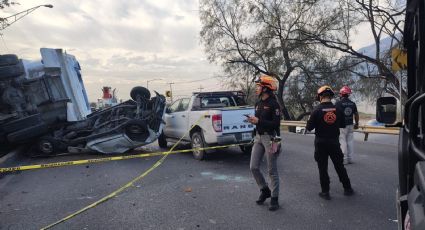 Camión vuelca sobre la Carretera Monterrey-Saltillo y cae sobre carroza; responsable huye