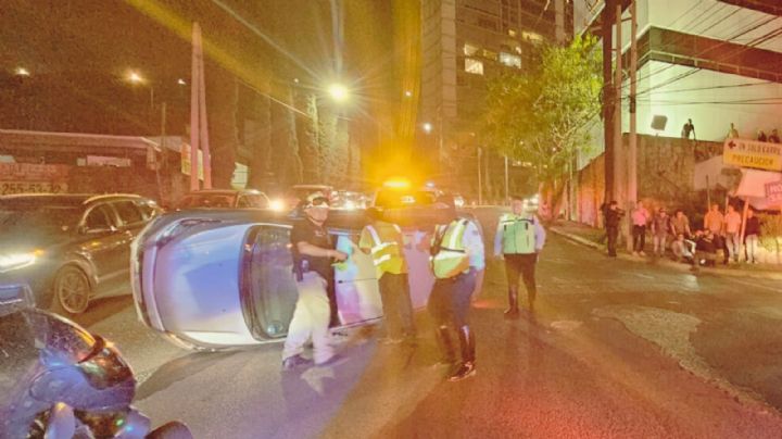 Volcadura en avenida Constitución deja un lesionado y cierre vial en el centro de Monterrey