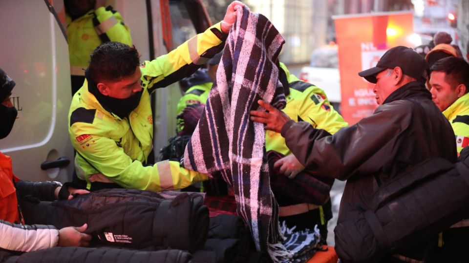 Protección Civil de Nuevo León mantiene operativo preventivo por el Frente Frío 32 con recorridos y entrega de apoyos.