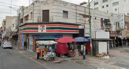 Conductor choca contra vehículos y se impacta contra tienda en el centro de Monterrey