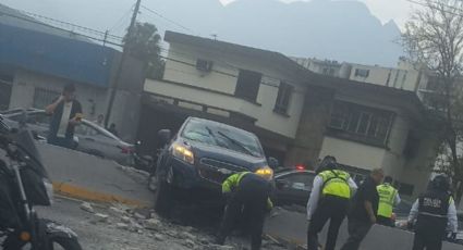 Choque en Gonzalitos genera caos vial al poniente de Monterrey