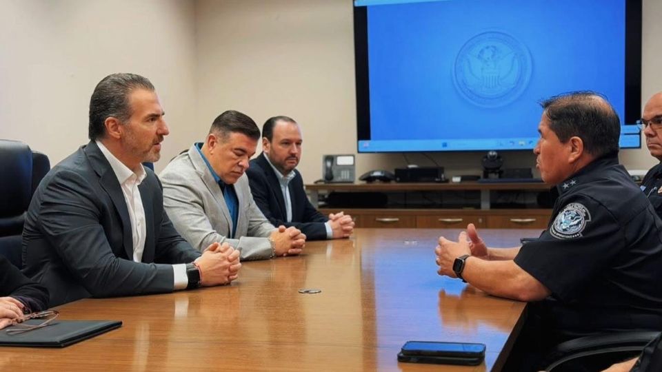 Adrián de la Garza durante su recorrido por las áreas de inspección y seguridad del Puente de Comercio Mundial en Laredo, Texas.