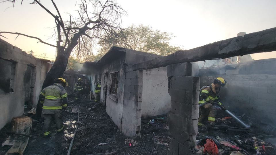 Elementos de Protección Civil y cuerpos de emergencia atendieron el incendio en una vivienda de la colonia Estrella, donde un hombre perdió la vida.