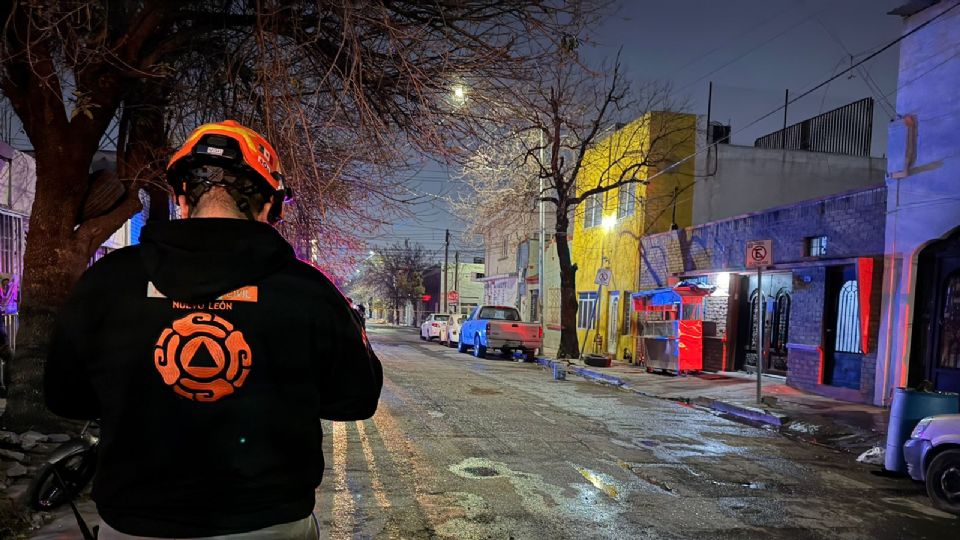 Cuerpos de emergencia trabajaron durante más de 30 minutos para controlar el incendio en una vivienda de la colonia Centro de Monterrey.