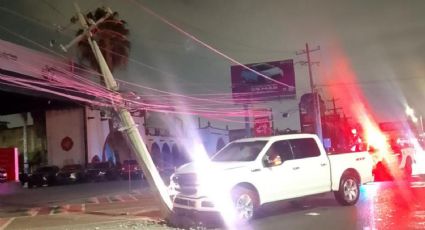 Camioneta derriba poste de CFE en Garza Sada y deja sin luz a varias colonias del sur de Monterrey