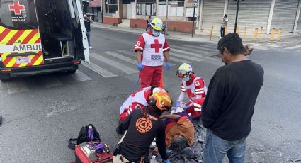 Rescatan a mujer tras caer en Pino Suárez y Washington en el Centro de Monterrey