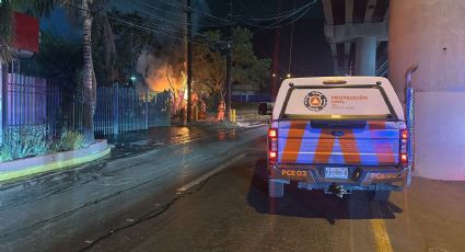 Incendio consume vulcanizadora en San Nicolás; no se reportan lesionados