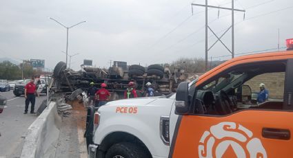Volcadura de camión de concreto paraliza la Carretera Nacional