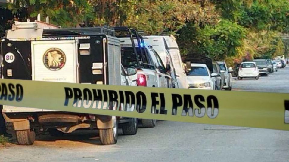 Elementos de la Policía de Guadalupe y peritos de la Fiscalía resguardaron la vivienda ubicada en la colonia 21 de Enero, donde un hombre fue localizado sin vida.