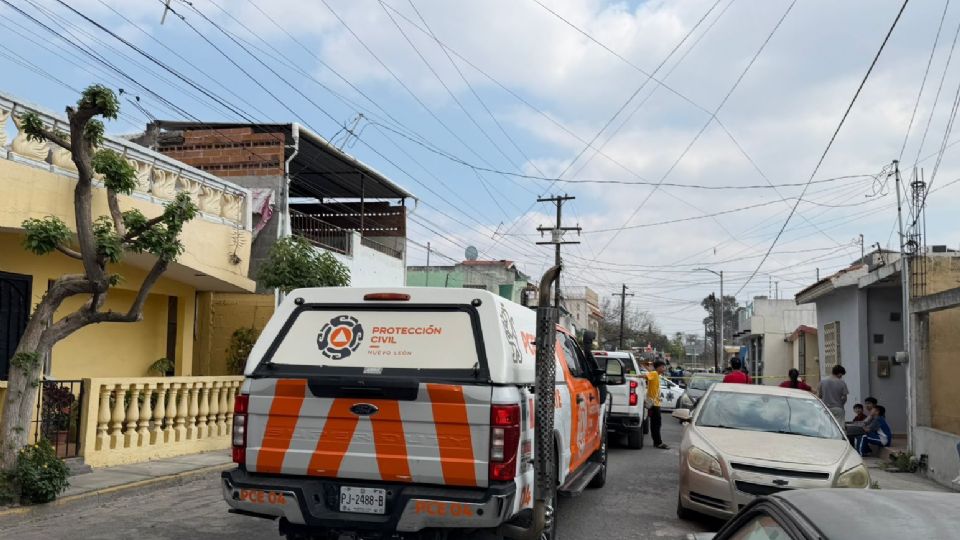 Autoridades acordonan zona tras el fallecimiento de un hombre por descarga eléctrica en San Nicolás.