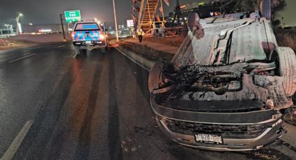 Dormita al volante y provoca volcadura en avenida Paseo de los Leones