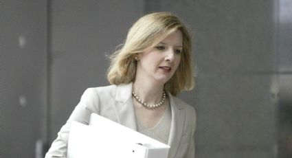 Renuncia Kathryn Ruemmler a Goldman Sachs tras revelarse nexos con Jeffrey Epstein