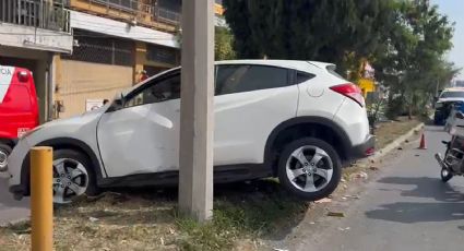 Mujer de 58 años choca contra poste en Avenida Revolución en Monterrey