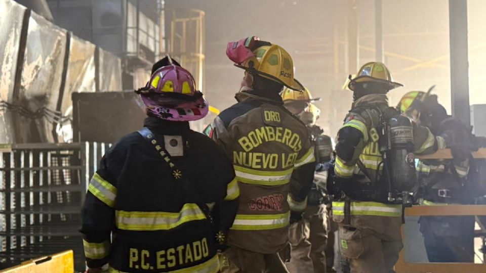 Elementos de Bomberos y Protección Civil trabajaron para sofocar el incendio en una fábrica del Parque Industrial Finsa, en Santa Catarina.
