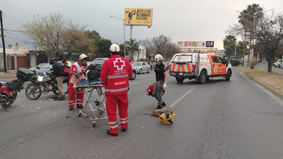 Protección Civil de Nuevo León atendió un accidente vial entre una camioneta y una motocicleta en la colonia AltaVista Lomas, en Monterrey.