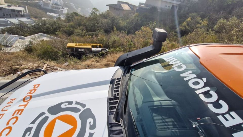 Protección Civil de Nuevo León atendió la volcadura de un camión de 3.5 toneladas que cayó a un barranco en la colonia Renacimiento, en Monterrey.
