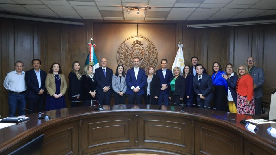 El alcalde Adrián de la Garza tomó protesta a los integrantes del Consejo Consultivo Ciudadano de Desarrollo Económico de Monterrey.