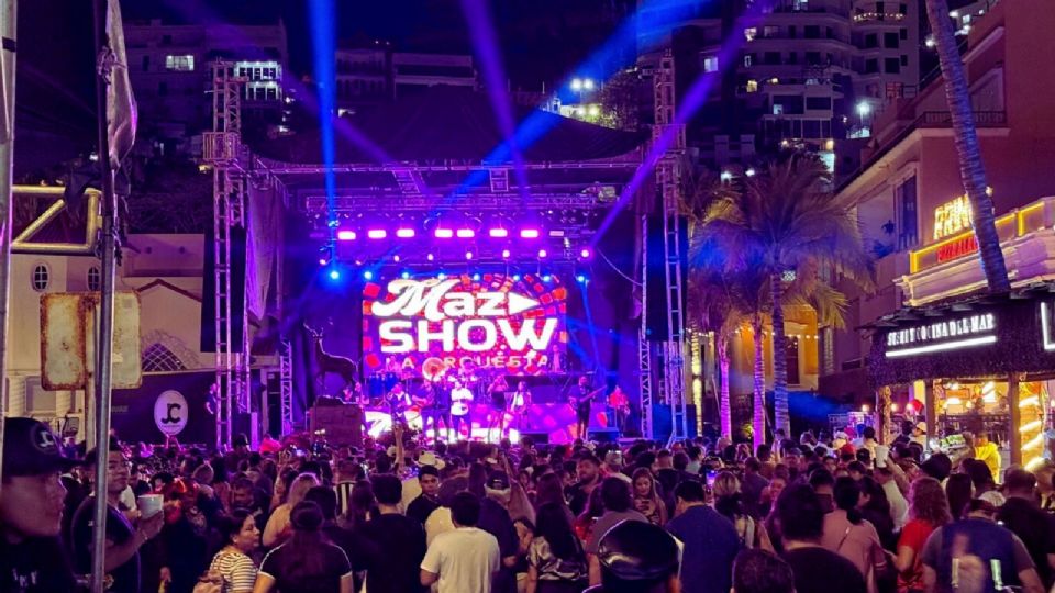 Elementos de Protección Civil y cuerpos de seguridad mantienen una vigilancia estrecha en los puntos de mayor concentración en Mazatlán