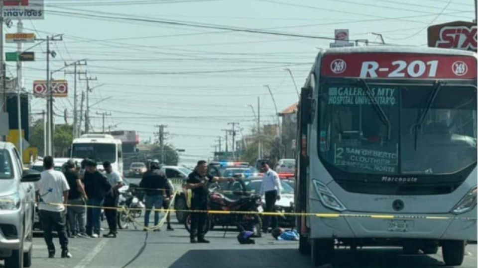 Elementos de auxilio y autoridades resguardan la zona del accidente donde una joven perdió la vida tras ser arrollada por un camión urbano en Santa Catarina.