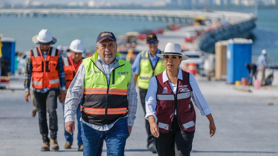 La gobernadora Mara Lezama supervisa la colocación de la última estructura del Puente Vehicular Nichupté.