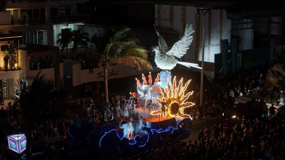 El ambiente estuvo marcado por música de banda, vestuarios coloridos.