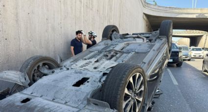 Choque y volcadura provoca caos vial en la Avenida Leones en Monterrey