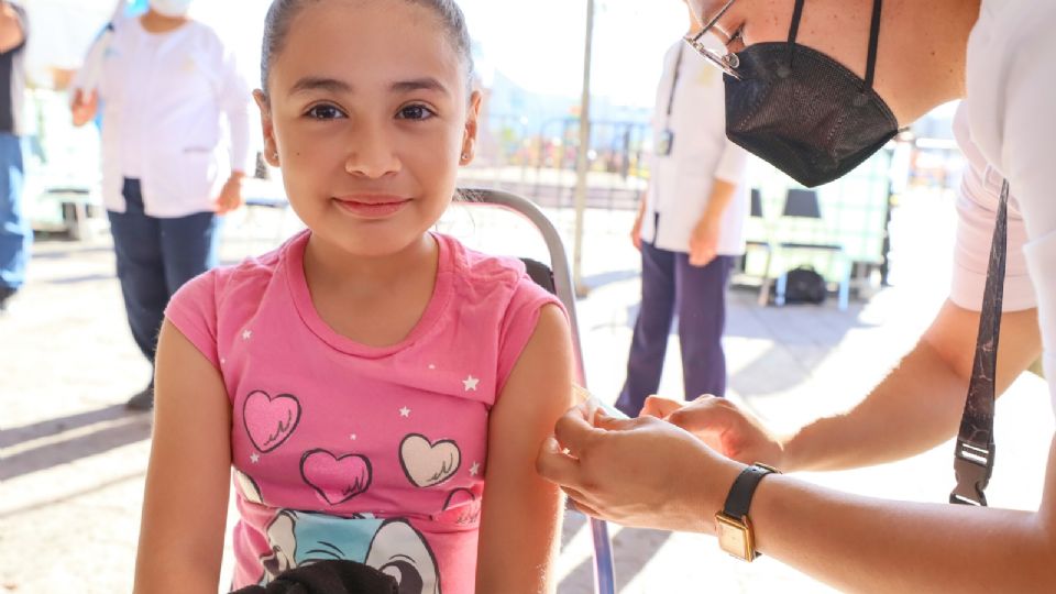 Ciudadanos acudieron a la Macrobrigada en la Explanada de los Héroes para aplicarse vacunas contra el sarampión y completar esquemas.