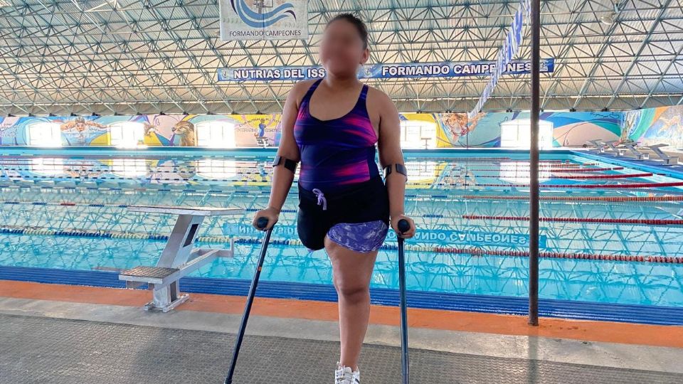 Kimberly N., originaria de Chiapas, muestra su determinación en el agua tras recibir atención del cáncer infantil.