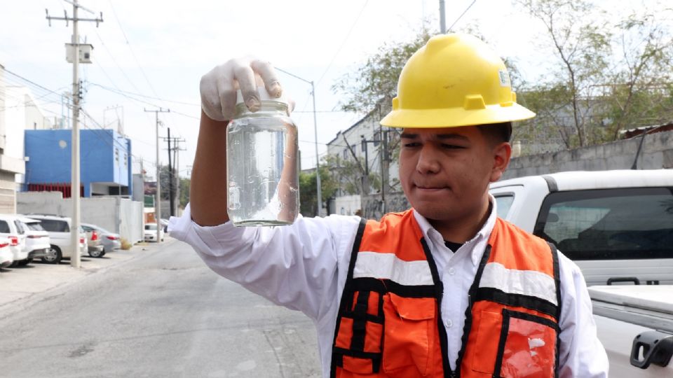 Personal de Agua y Drenaje realiza labores de inspección y desazolve como parte del nuevo esquema de Control de Descargas en Nuevo León.