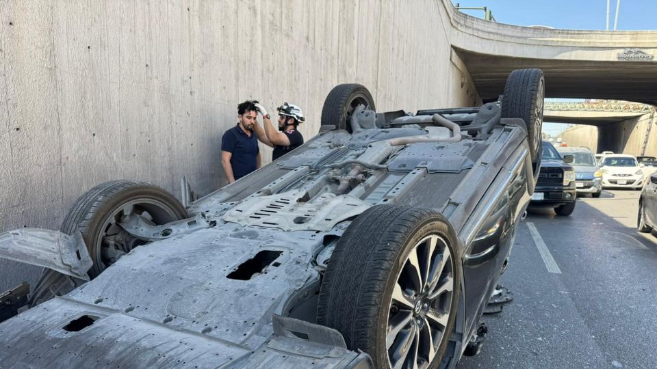 La volcadura y el posterior choque trastocó la avenida Paseo de los Leones este lunes.