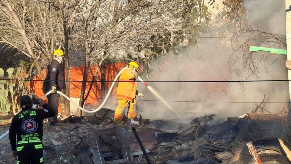 Personal de la Fiscalía y corporaciones de auxilio trabajaron en el predio de la colonia Las Anacuas tras el hallazgo del cuerpo calcinado.