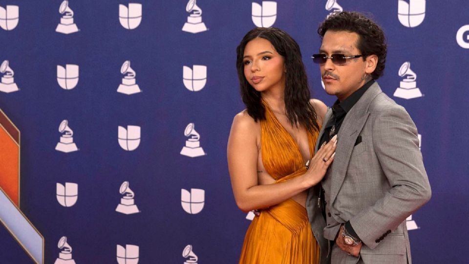 En los videos difundidos, se observa a la pareja caminando hacia la pista de aterrizaje bajo una estricta vigilancia.