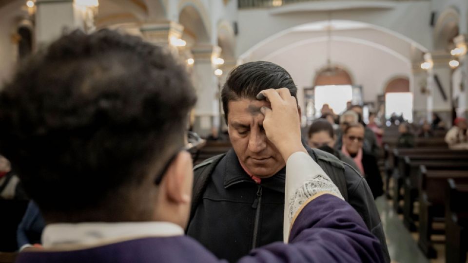 Fieles acuden a templos de Monterrey para recibir la ceniza que marca el inicio de la Cuaresma.