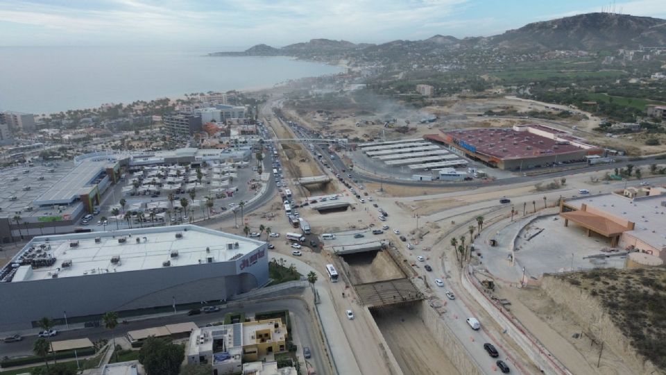 Maquinaria pesada trabaja en el Paso Inferior Vehicular de la Glorieta de las Mujeres Libres.