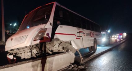 Camión se impacta contra muro divisorio en Apodaca; reportan siete lesionados