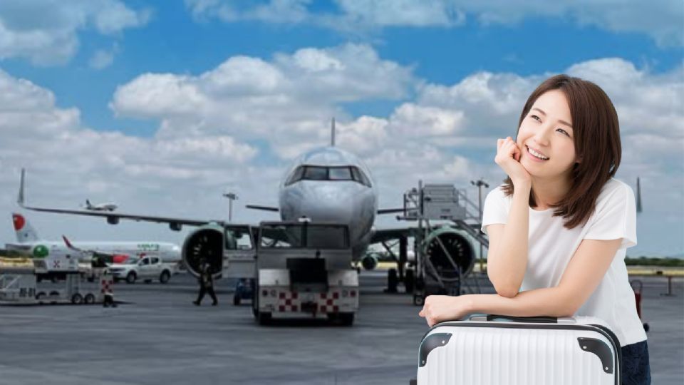 Pasajeros transitan con normalidad por el Aeropuerto Internacional de Monterrey este 18 de febrero, sin reportes de cancelaciones.