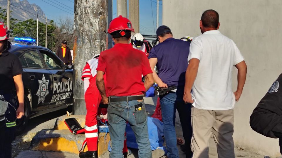 Elementos de auxilio y autoridades ministeriales acudieron al cruce de Bernardo Reyes y José María Luis Mora tras el fallecimiento del adulto mayor.