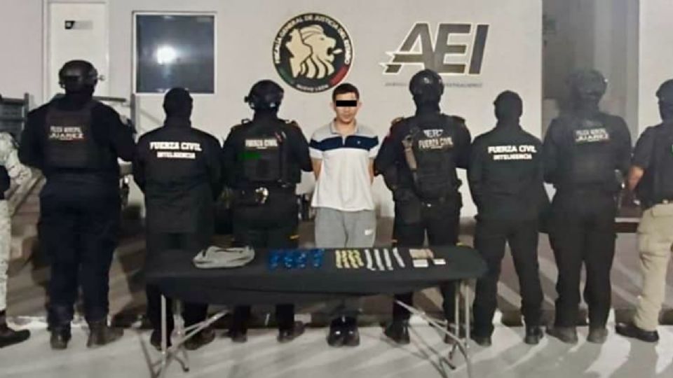 Elementos de Fuerza Civil aseguraron 114 dosis de presunta droga durante un operativo en la colonia Valle del Virrey.