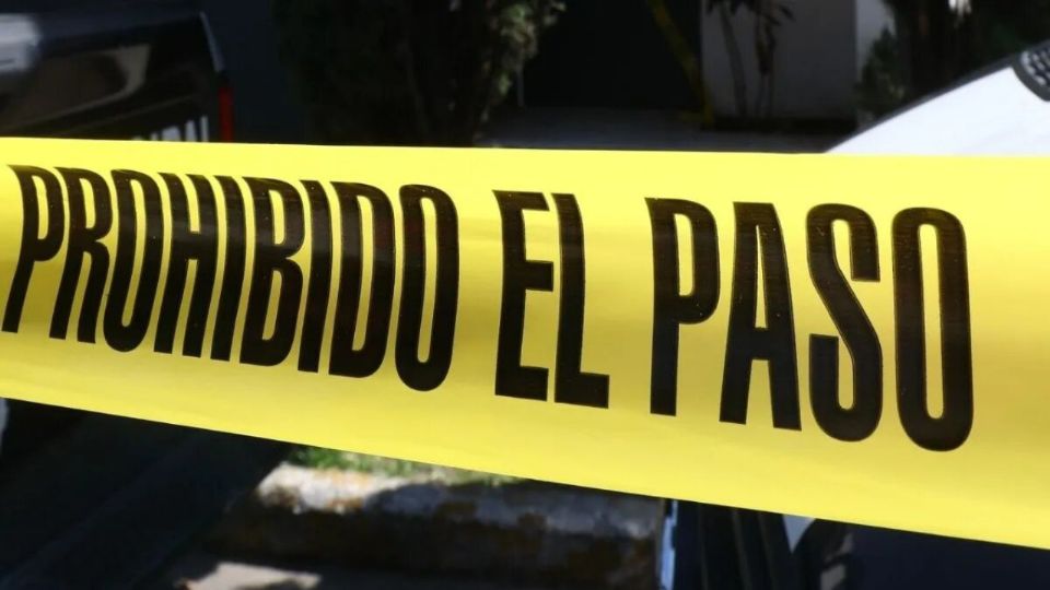 Autoridades estatales realizaron un cateo en una vivienda de la colonia Roma, en Monterrey, donde se presume fue localizado un cuerpo.