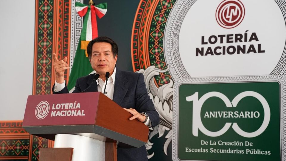 El secretario Mario Delgado y la directora Olivia Salomón develaron el billete que reconoce a la secundaria pública como el pilar de la formación adolescente en México.