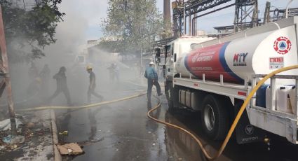 Se incendia tráiler cargado con cartón sobre avenida Alfonso Reyes en Monterrey