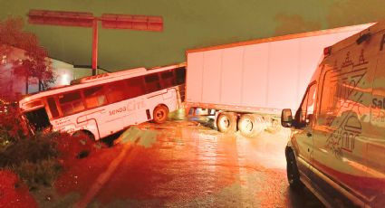 Camión de personal cae a canal tras impacto con tráiler en Salinas Victoria