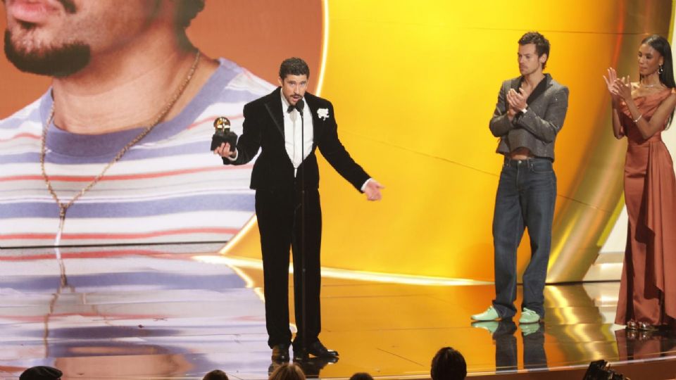 El rapero puertorriqueño Bad Bunny (C) aceptó el premio al Álbum del Año.