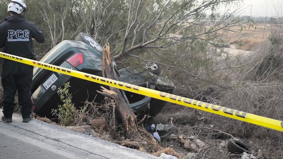 Autoridades acordonaron la avenida Lincoln tras la volcadura que cobró la vida de un conductor en el municipio de García.