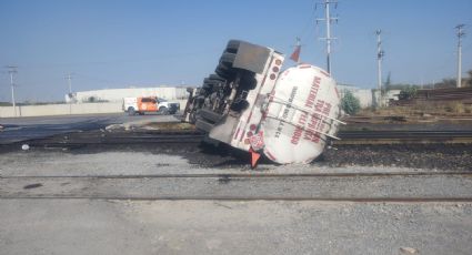 Accidente ferroviario en Escobedo deja derrame total de diésel tras volcadura de pipa